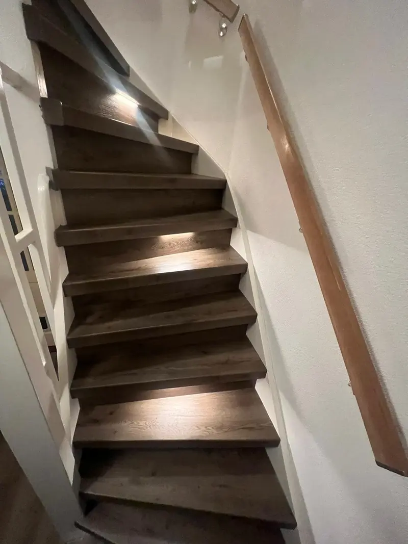 Traprenovatie met geïntegreerde verlichting