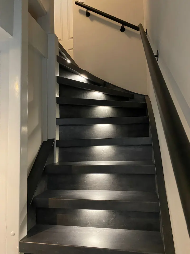 Traprenovatie met warme verlichting gerealiseerd door Thom Philips