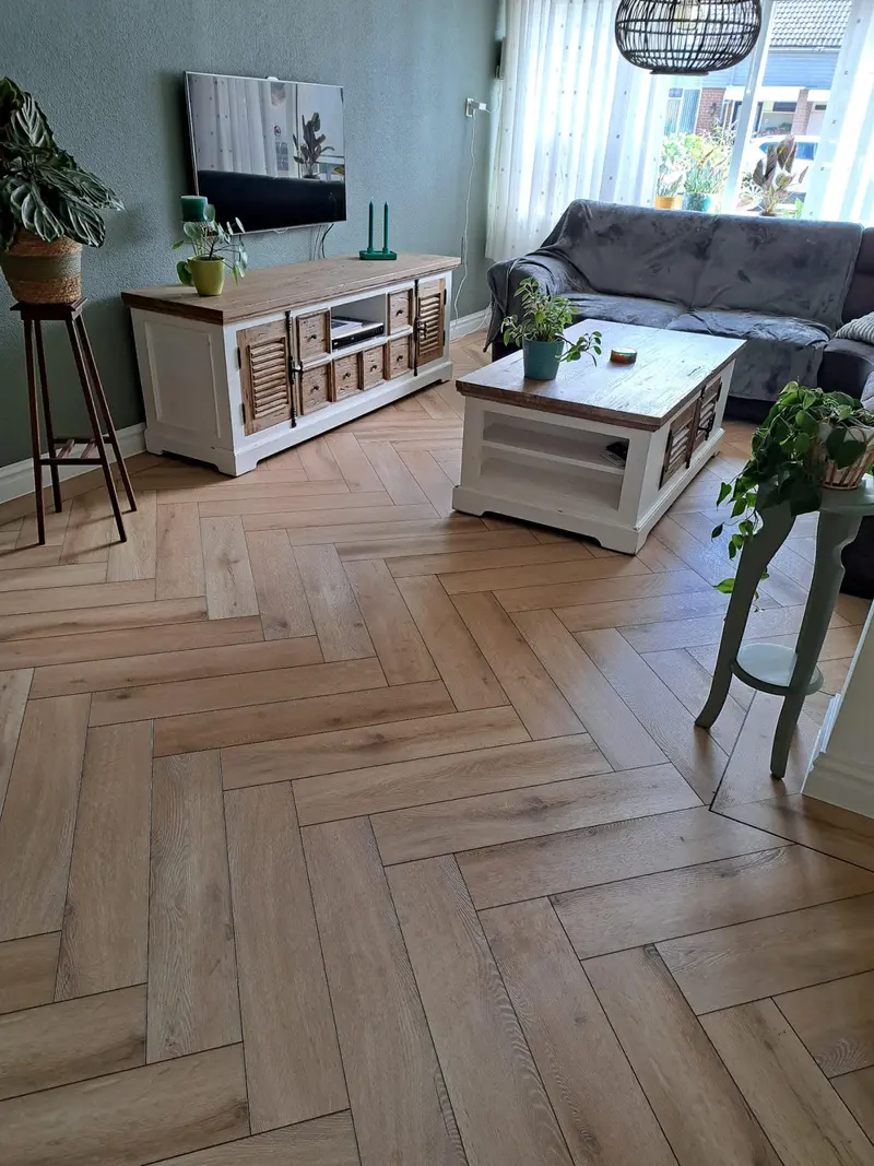 Luxe visgraat PVC vloer gerealiseerd door Thom Philips
