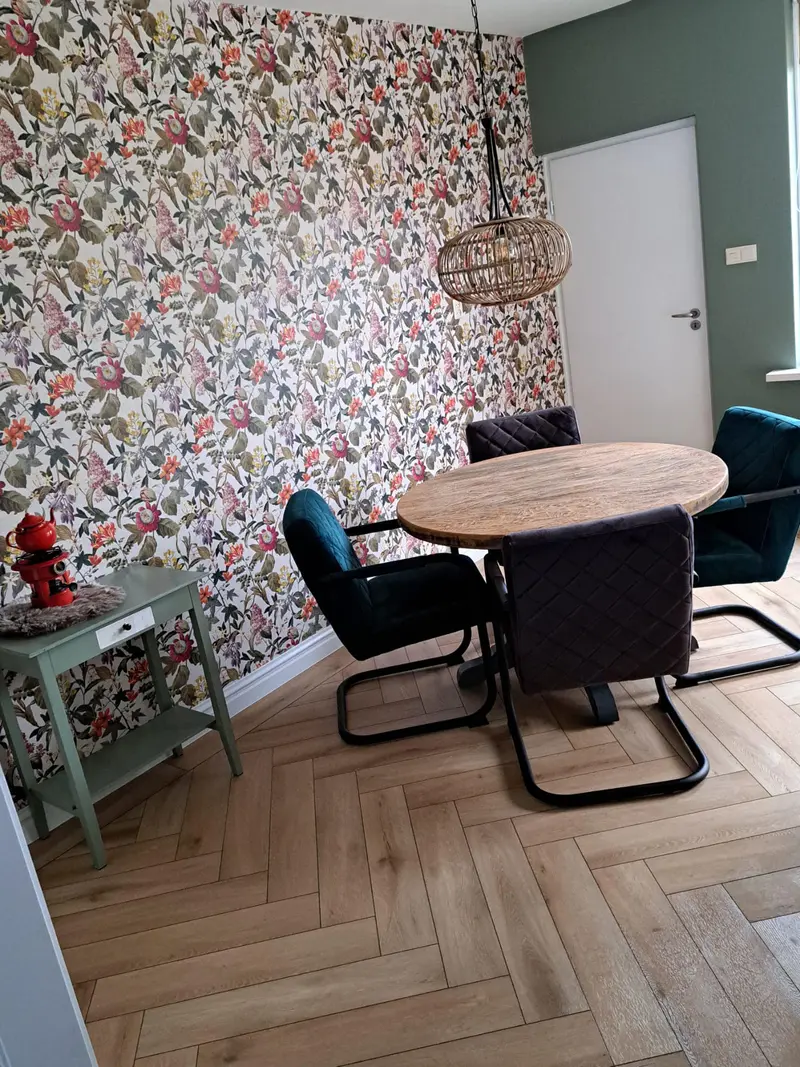 Visgraat PVC vloer gelegd te Winschoten