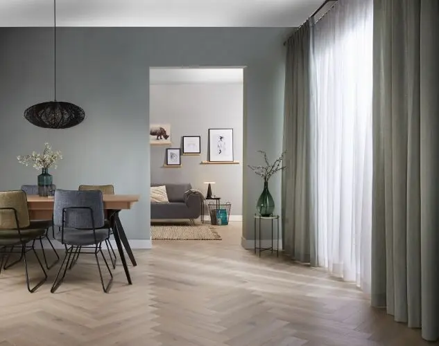Luxe raambekleding en gordijnen op maat gemonteerd door Thom Philips